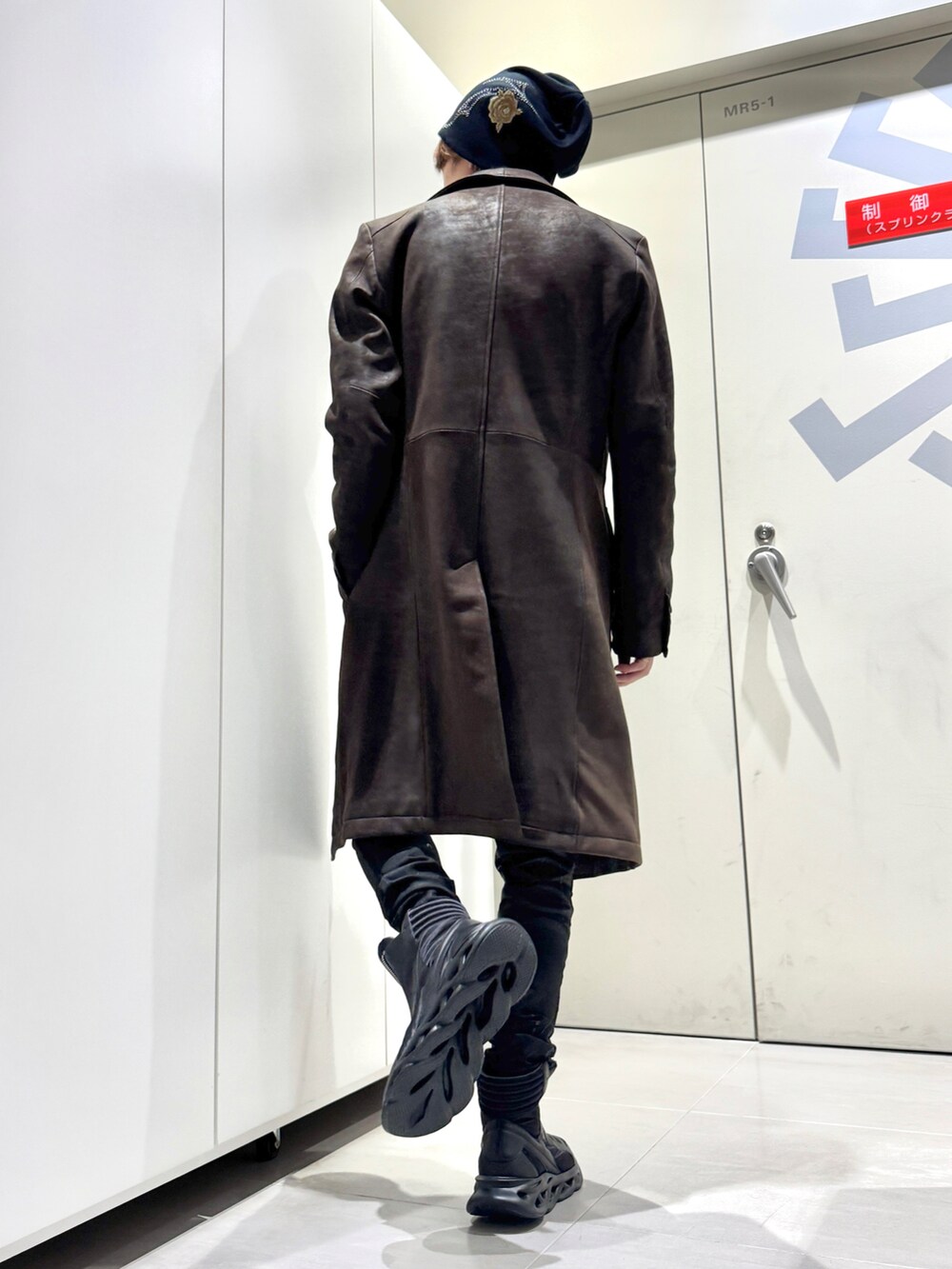 ブラック系のTシャツ/カットソー、ブラウン系のその他アウター、ブラック系のデニムパンツを着用したメンズの秋コーディネートの3枚目の写真