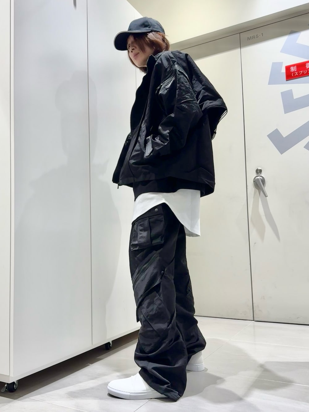 ホワイト系のTシャツ/カットソー、ブラック系のTシャツ/カットソー、ブラック系のブルゾンを着用したメンズの春コーディネートの2枚目の写真