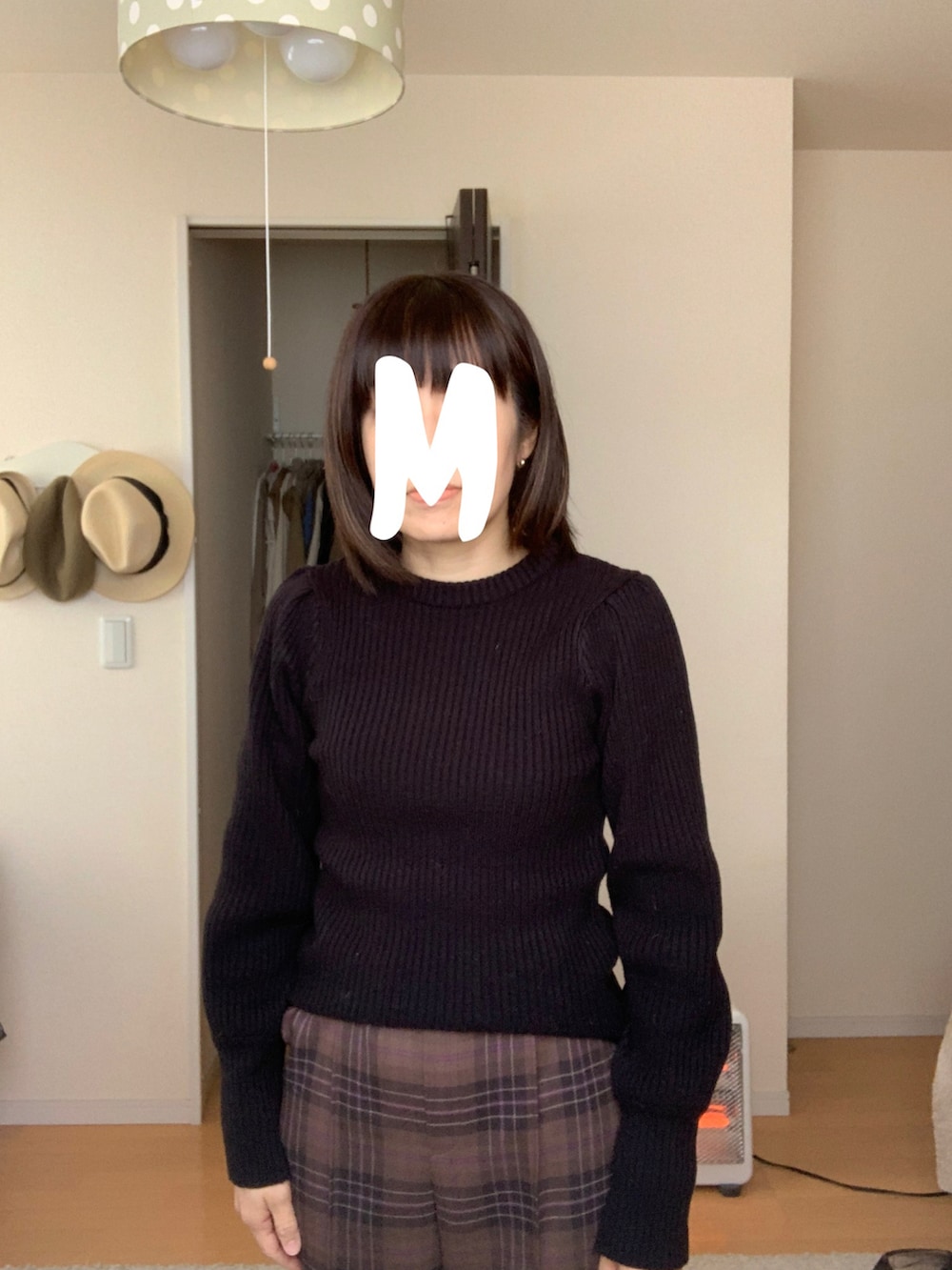 ブラウン系のその他パンツ、ブラック系のニット/セーター、ゴールド系のピアス（両耳用）を着用したレディースの冬コーディネートの2枚目の写真