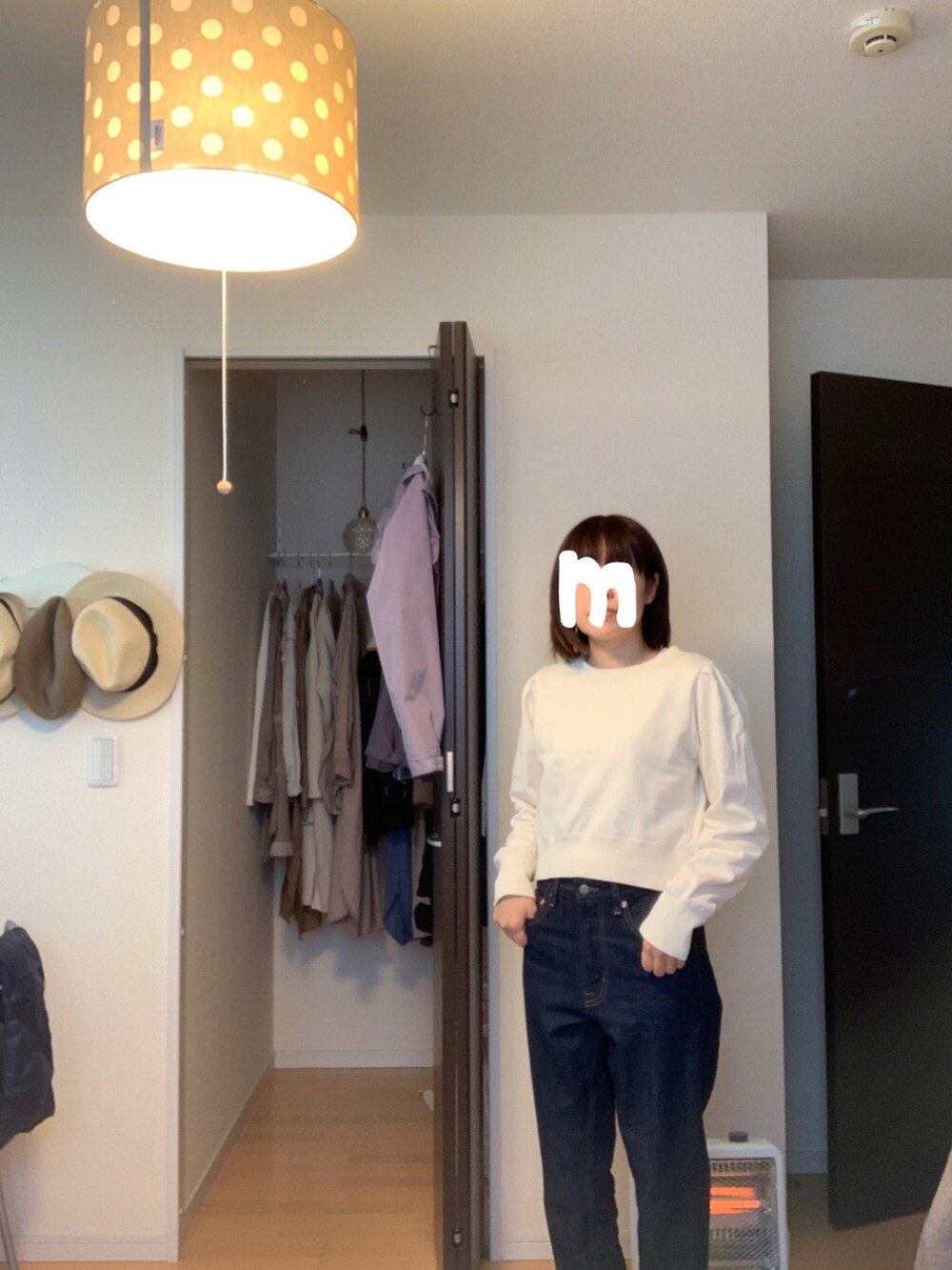 ブラウン系のスカート、ホワイト系のスウェットを着用したレディースの秋コーディネートの2枚目の写真