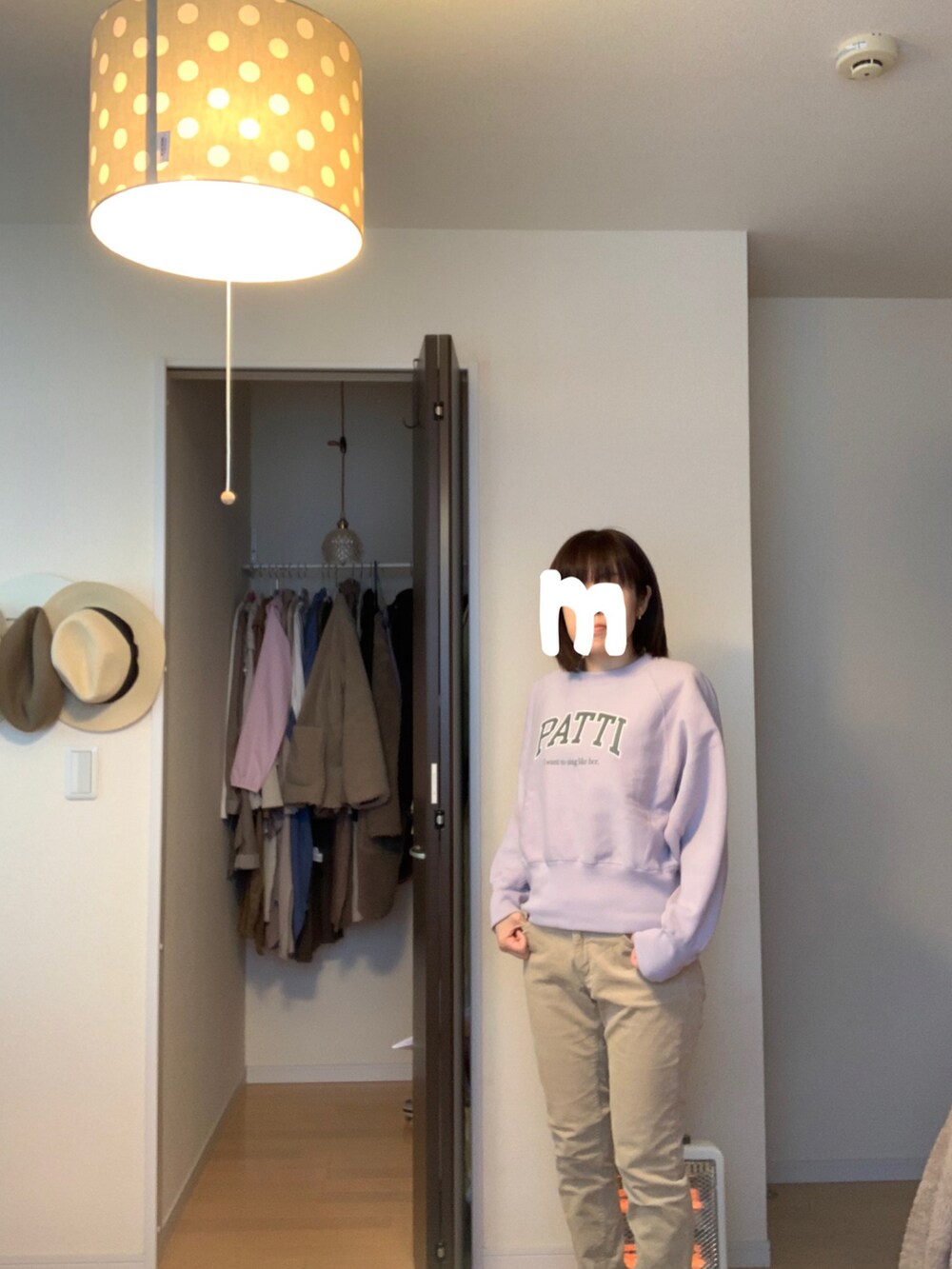 ブラウン系のその他パンツ、パープル系のスウェットを着用したレディースの冬コーディネートの2枚目の写真