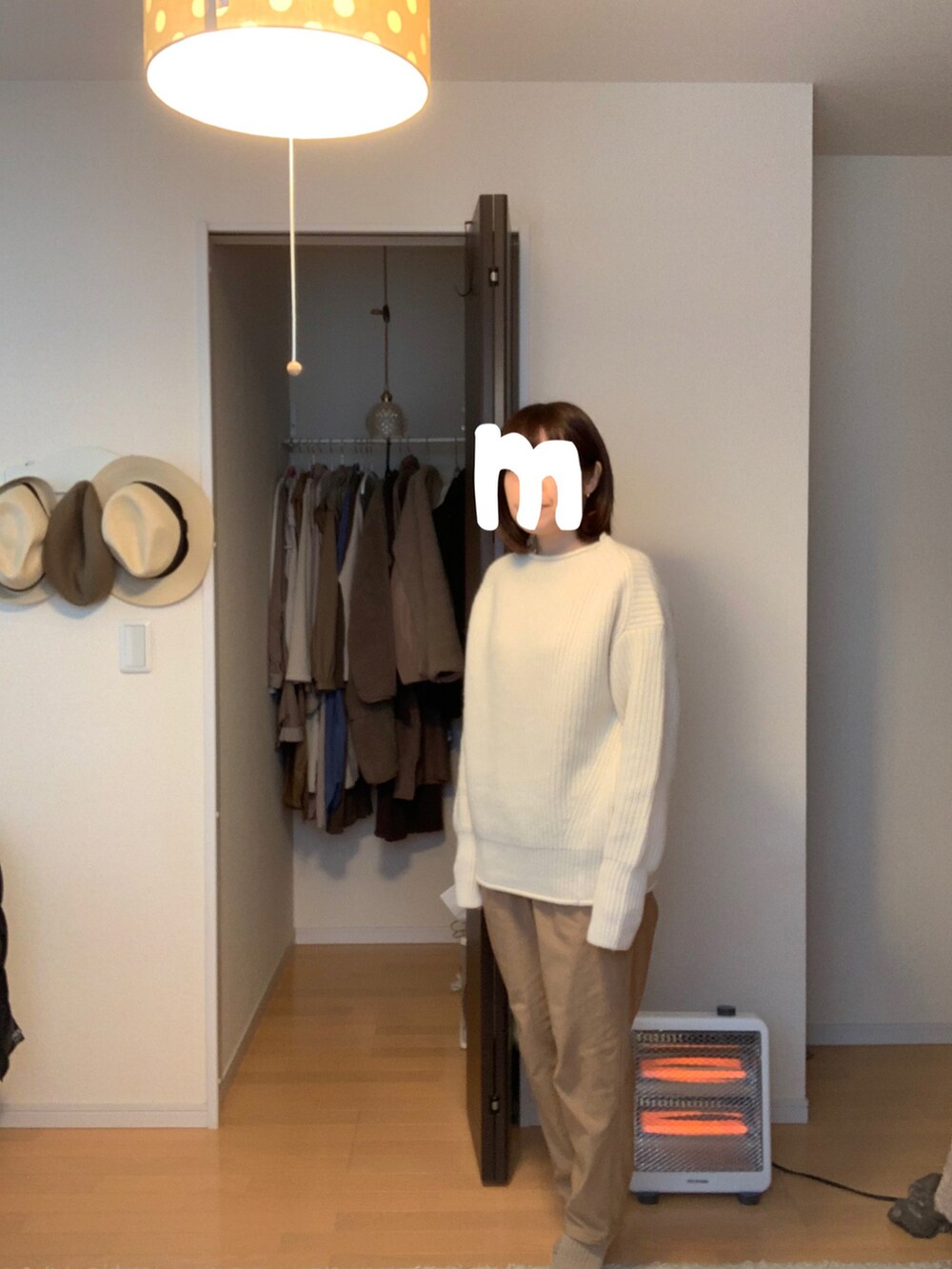 ベージュ系のその他パンツ、ホワイト系のニット/セーター、ゴールド系のピアス（両耳用）を着用したレディースの冬コーディネートの2枚目の写真