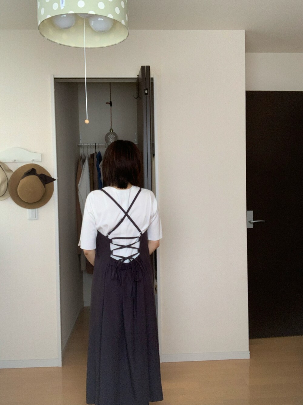 グレー系のワンピース、ホワイト系のニット/セーターを着用したレディースの夏コーディネートの2枚目の写真