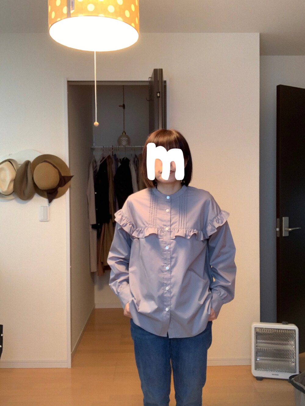 ブルー系のデニムパンツ、グリーン系のシャツ/ブラウスを着用したレディースの春コーディネートの2枚目の写真