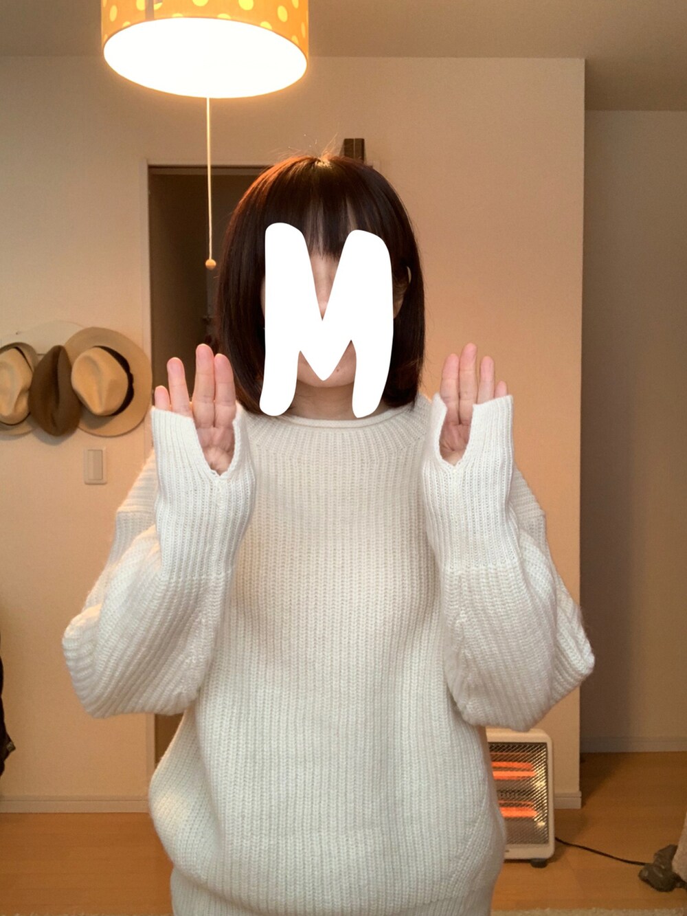 ベージュ系のその他パンツ、ホワイト系のニット/セーター、ゴールド系のピアス（両耳用）を着用したレディースの冬コーディネートの3枚目の写真