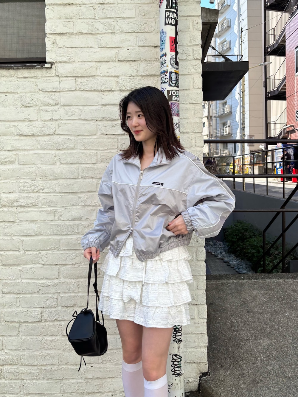 ホワイト系のその他パンツ、グレー系のブルゾン、ブラック系のキャミソールを着用したレディースの春コーディネートの4枚目の写真