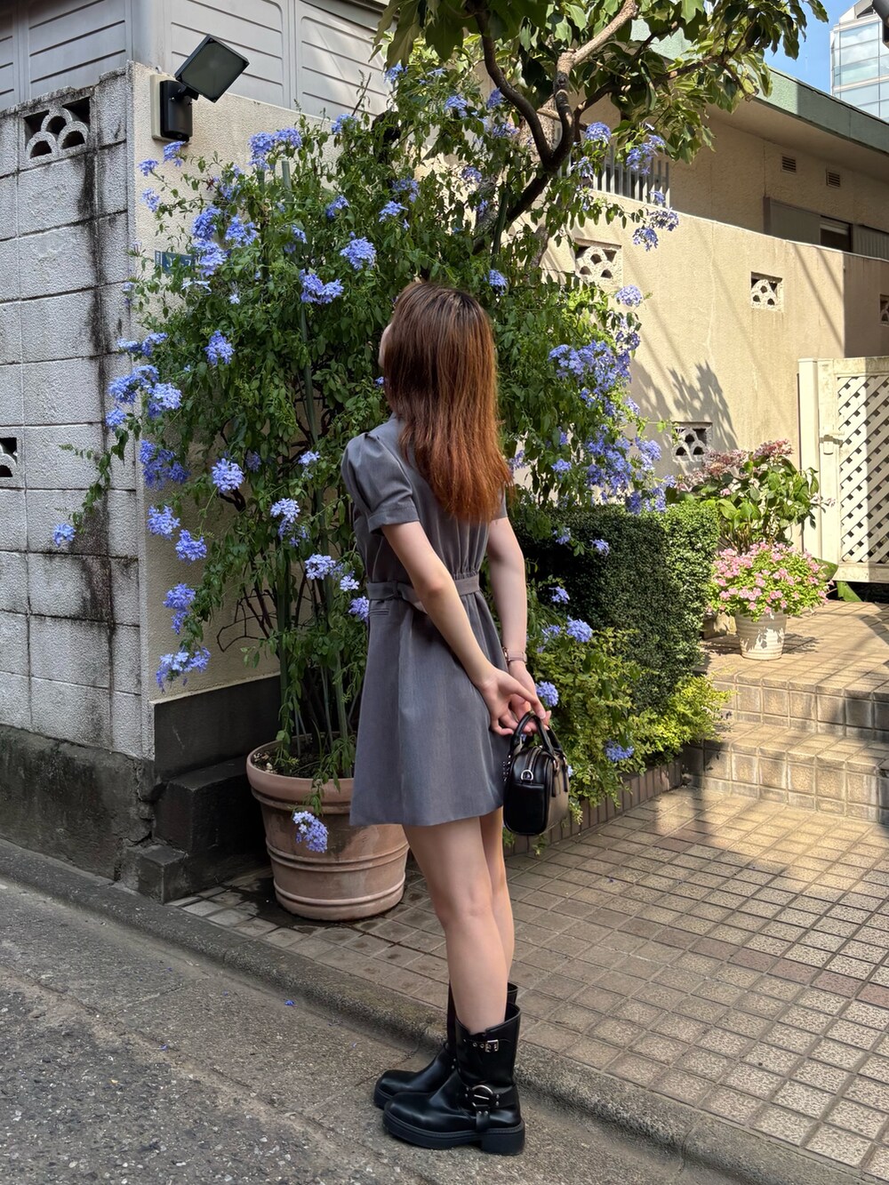 グレー系のワンピースを着用したレディースの夏コーディネートの2枚目の写真