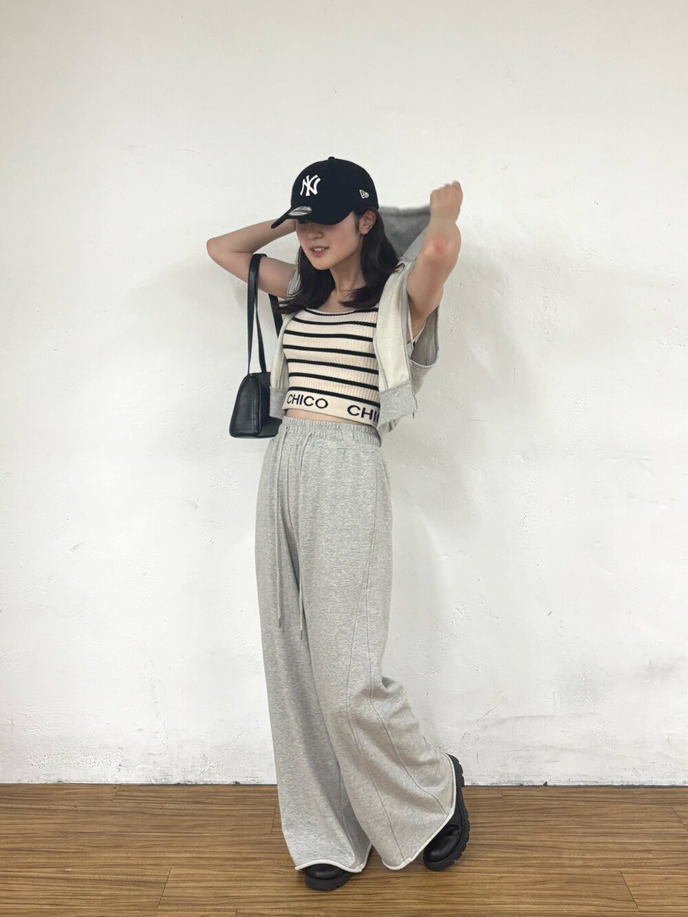 グレー系のスウェットパンツ、グレー系のTシャツ/カットソー、ホワイト系のタンクトップを着用したレディースの夏コーディネートの8枚目の写真