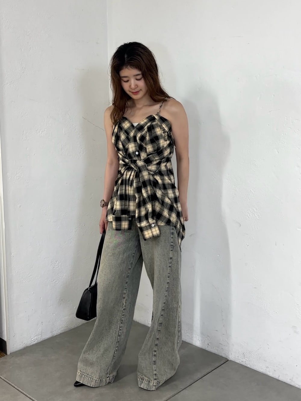 ベージュ系のシャツ/ブラウス、ブルー系のデニムパンツ、ブラック系のボストンバッグを着用したレディースの夏コーディネートの2枚目の写真