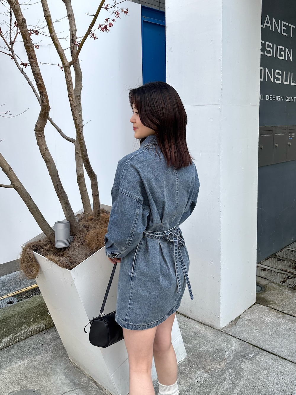 ブルー系のワンピース、ブラック系のその他シューズを着用したレディースの春コーディネートの4枚目の写真