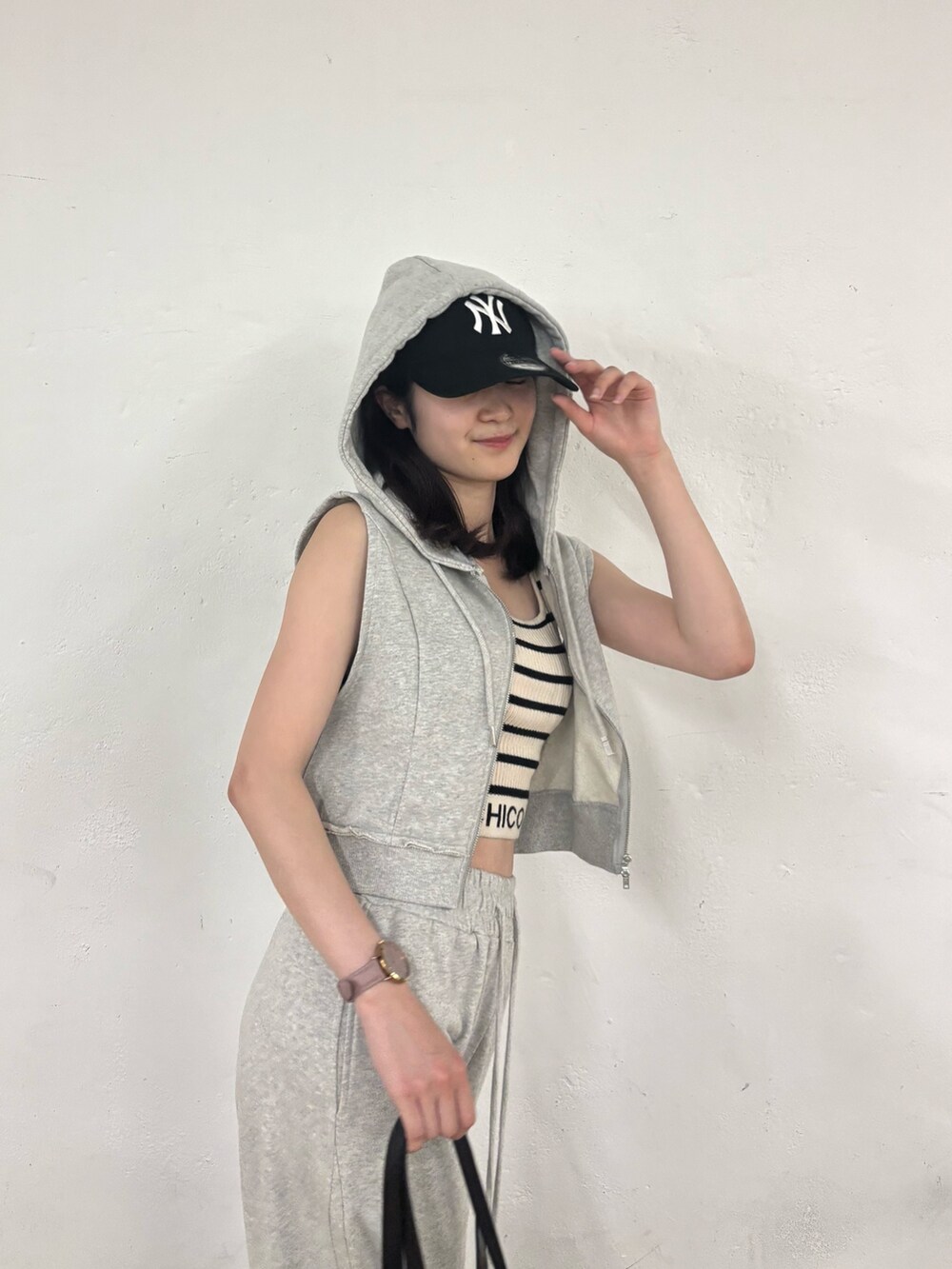 グレー系のスウェットパンツ、グレー系のTシャツ/カットソー、ホワイト系のタンクトップを着用したレディースの夏コーディネートの5枚目の写真