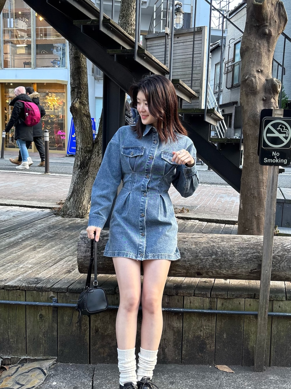 ブルー系のワンピース、ブラック系のその他シューズを着用したレディースの春コーディネートの5枚目の写真