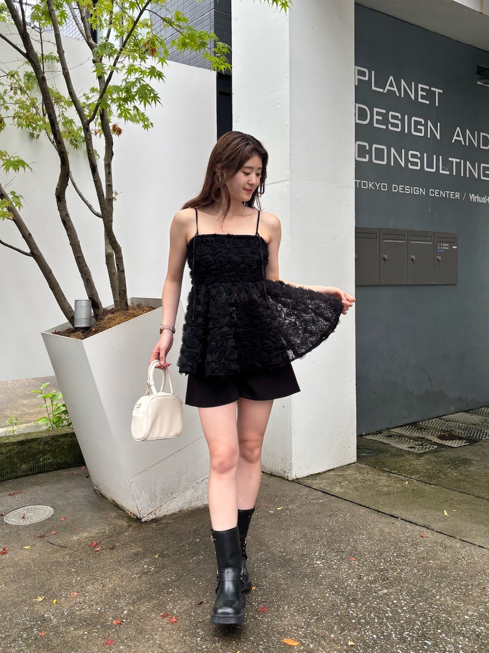 「ローズ、ブラウス、ローズブラウス、ブラウスコーデ、ブーツコーデ、夏服、大人甘」｜「Chicoの【SALON by Chico/新色追加】ローズチュールペプラムブラウス（シャツ/ブラウス、ブラック系）」を使った、moemini32さん（レディース・157cm）の夏コーディネートの2枚目の写真