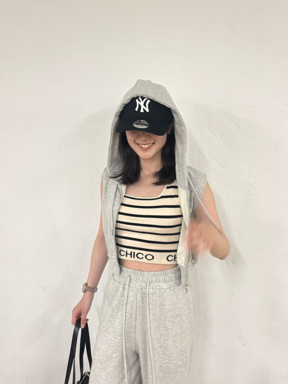 グレー系のスウェットパンツ、グレー系のTシャツ/カットソー、ホワイト系のタンクトップを着用したレディースの夏コーディネートの3枚目の写真