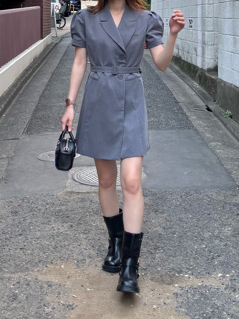 グレー系のワンピースを着用したレディースの夏コーディネートの3枚目の写真
