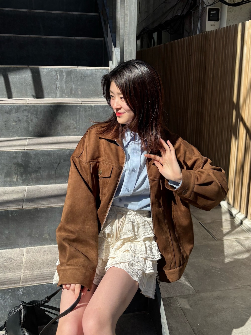 ベージュ系のその他パンツ、ブラック系のその他シューズ、イエロー系のデニムジャケットを着用したレディースの春コーディネートの3枚目の写真