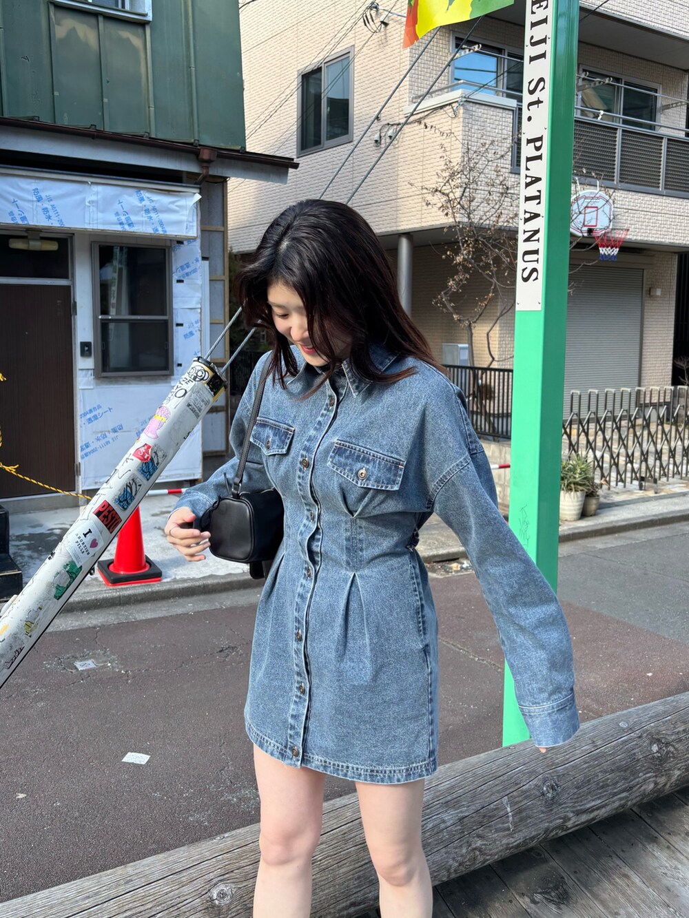 ブルー系のワンピース、ブラック系のその他シューズを着用したレディースの春コーディネートの2枚目の写真