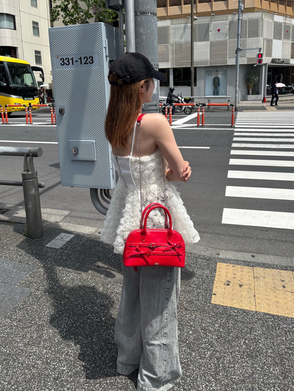「ローズ、ブラウス、ペプラムブラウス、ペプラム、ローズブラウス、春服コーデ、夏服コーデ」｜「Chicoの【SALON by Chico】ローズチュールペプラムブラウス（シャツ/ブラウス、ホワイト系）」を使った、moemini32さん（レディース・157cm）の春コーディネートの4枚目の写真