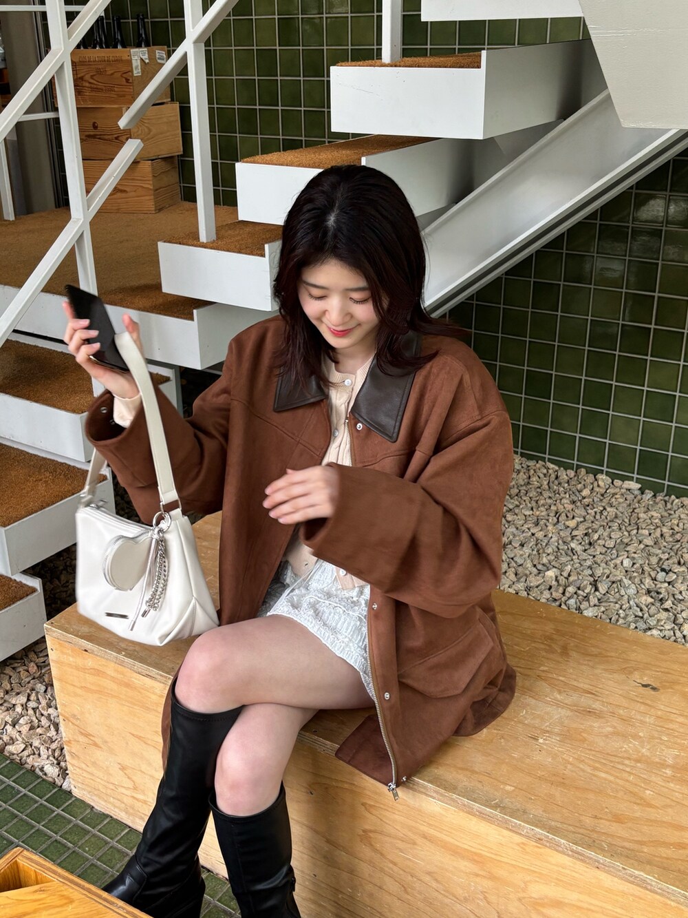 イエロー系のその他アウター、ホワイト系のその他パンツ、ホワイト系のショルダーバッグを着用したレディースの春コーディネートの3枚目の写真