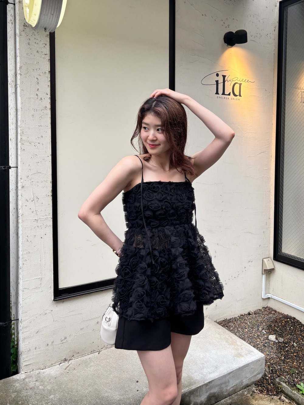 「ローズ、ブラウス、ローズブラウス、ブラウスコーデ、ブーツコーデ、夏服、大人甘」｜「Chicoの【SALON by Chico/新色追加】ローズチュールペプラムブラウス（シャツ/ブラウス、ブラック系）」を使った、moemini32さん（レディース・157cm）の夏コーディネートの3枚目の写真