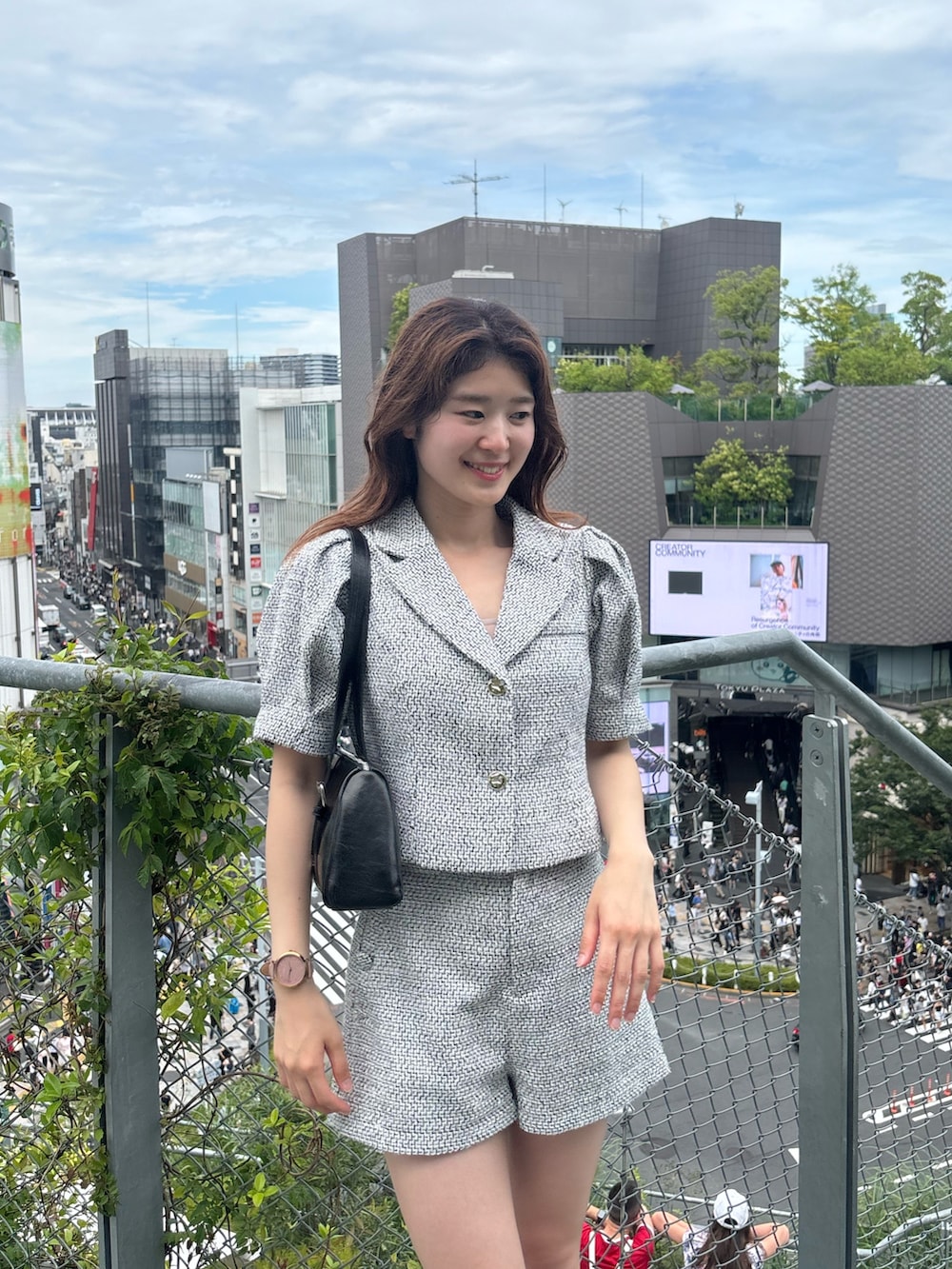 「ジャケット、ジャケットスタイル、ジャケットコーデ、パフスリーブ、ツイード、ツイードジャケット、ツイードショーパン、ショートパンツ、ブーツ、ブーツコーデ、セットアップ、セットアップコーデ」｜「Chicoの【セットアップ対応】ツイードショートパンツ（その他パンツ、ホワイト系）」を使った、moemini32さん（レディース・157cm）の夏コーディネートの3枚目の写真