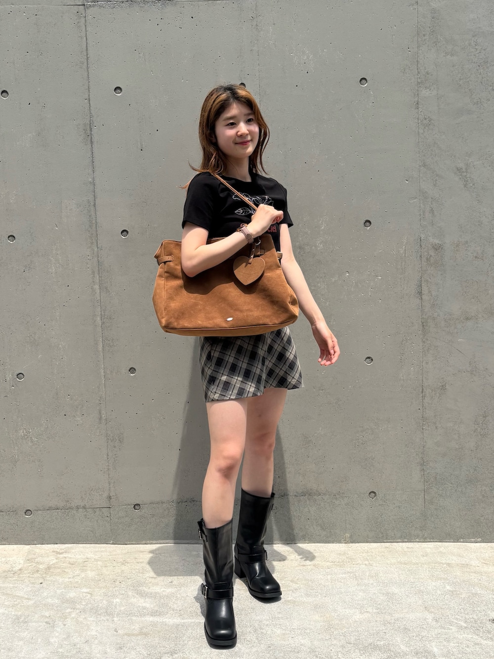 「スウェードバッグ、フラワーT、フラワーTシャツ、フラワーt、チビT、ブラックコーデ」｜「Chicoの【5色展開】フラワー刺繍チビT（Tシャツ/カットソー、ブラック系）」を使った、moemini32さん（レディース・157cm）の夏コーディネートの6枚目の写真