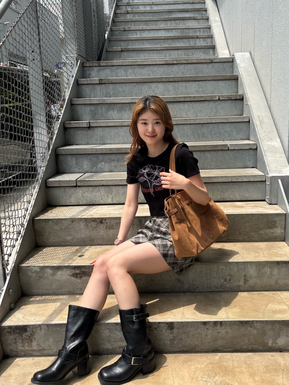 「スウェードバッグ、フラワーT、フラワーTシャツ、フラワーt、チビT、ブラックコーデ」｜「Chicoの【5色展開】フラワー刺繍チビT（Tシャツ/カットソー、ブラック系）」を使った、moemini32さん（レディース・157cm）の夏コーディネートの2枚目の写真