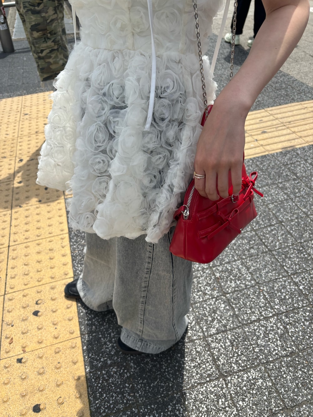「ローズ、ブラウス、ペプラムブラウス、ペプラム、ローズブラウス、春服コーデ、夏服コーデ」｜「Chicoの【SALON by Chico】ローズチュールペプラムブラウス（シャツ/ブラウス、ホワイト系）」を使った、moemini32さん（レディース・157cm）の春コーディネートの3枚目の写真