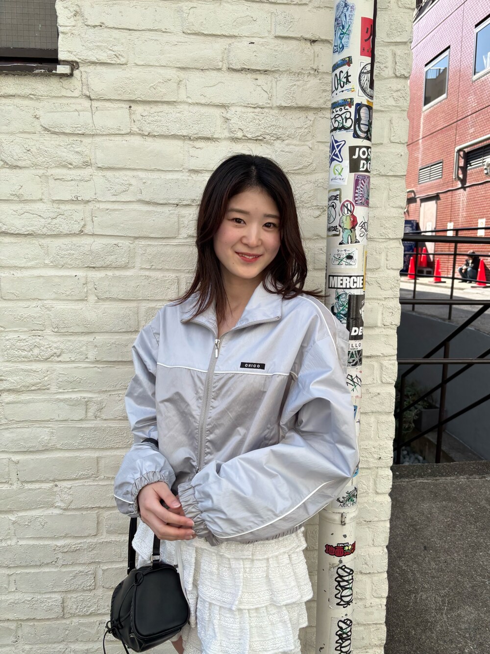 ホワイト系のその他パンツ、グレー系のブルゾン、ブラック系のキャミソールを着用したレディースの春コーディネートの5枚目の写真