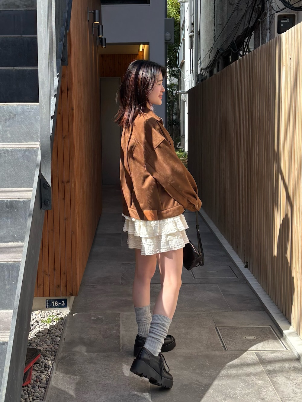 ベージュ系のその他パンツ、ブラック系のその他シューズ、イエロー系のデニムジャケットを着用したレディースの春コーディネートの2枚目の写真