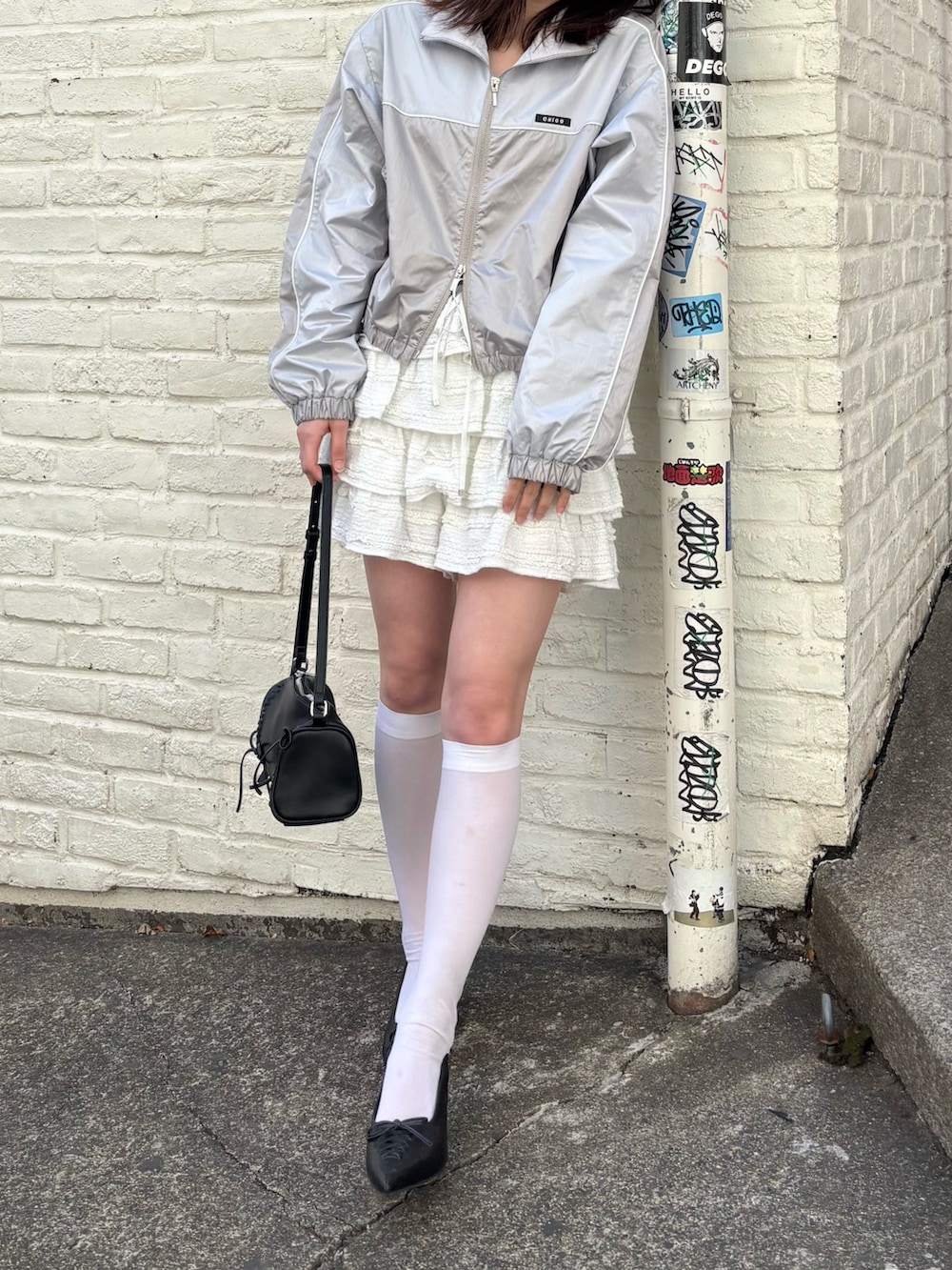 ホワイト系のその他パンツ、グレー系のブルゾン、ブラック系のキャミソールを着用したレディースの春コーディネートの3枚目の写真