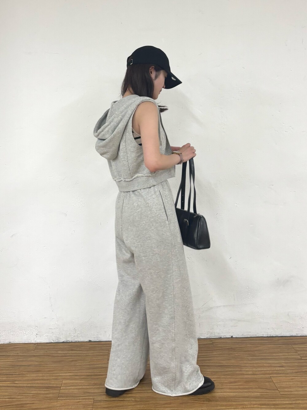 グレー系のスウェットパンツ、グレー系のTシャツ/カットソー、ホワイト系のタンクトップを着用したレディースの夏コーディネートの7枚目の写真