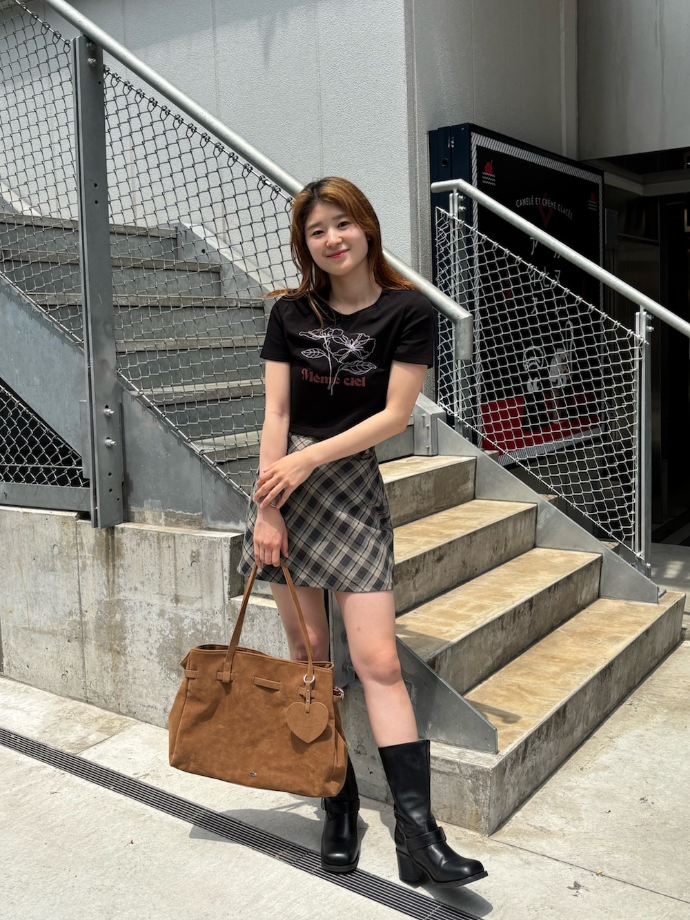 「スウェードバッグ、フラワーT、フラワーTシャツ、フラワーt、チビT、ブラックコーデ」｜「Chicoの【5色展開】フラワー刺繍チビT（Tシャツ/カットソー、ブラック系）」を使った、moemini32さん（レディース・157cm）の夏コーディネートの3枚目の写真