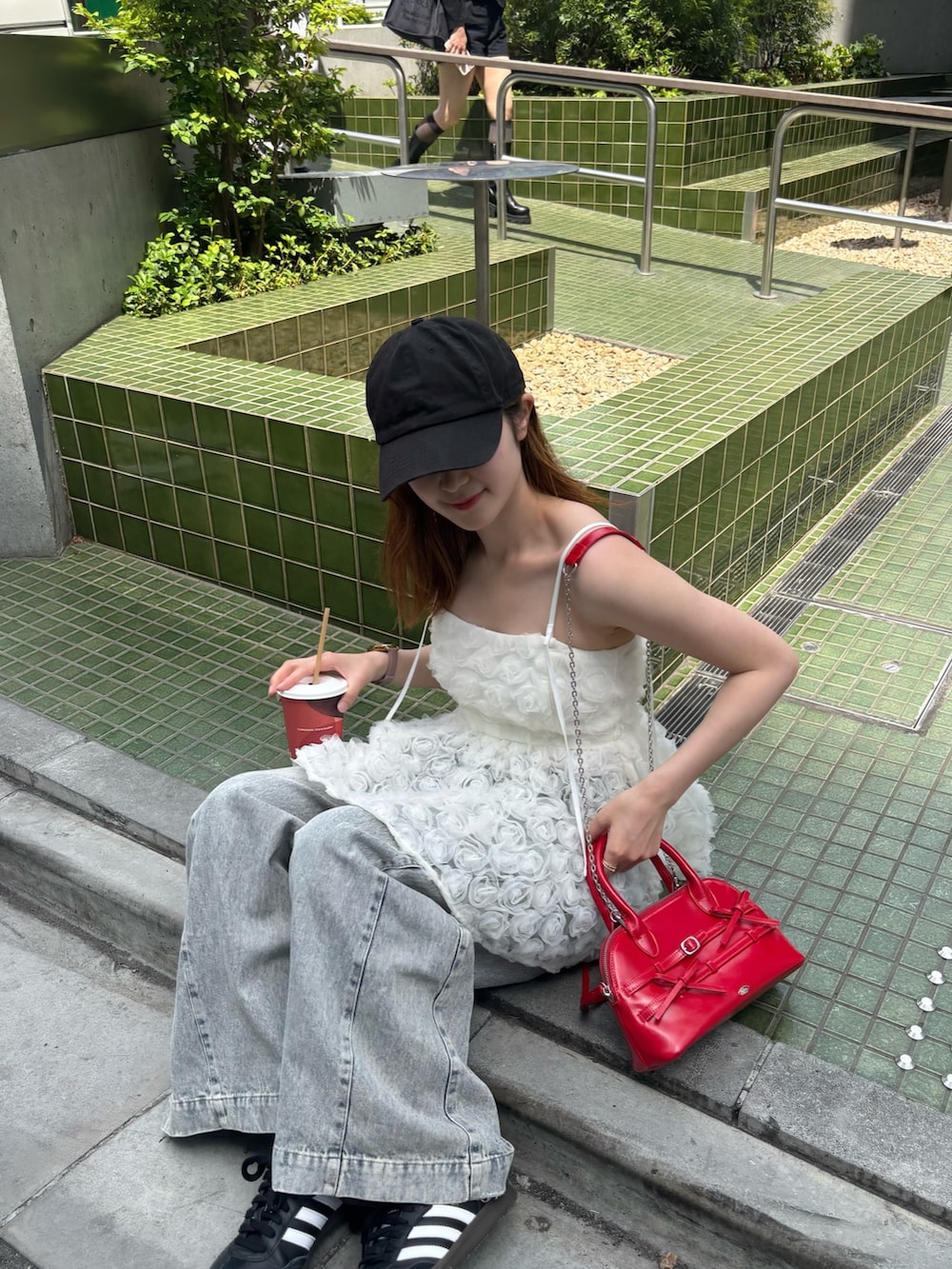 「ローズ、ブラウス、ペプラムブラウス、ペプラム、ローズブラウス、春服コーデ、夏服コーデ」｜「Chicoの【SALON by Chico】ローズチュールペプラムブラウス（シャツ/ブラウス、ホワイト系）」を使った、moemini32さん（レディース・157cm）の春コーディネートの2枚目の写真