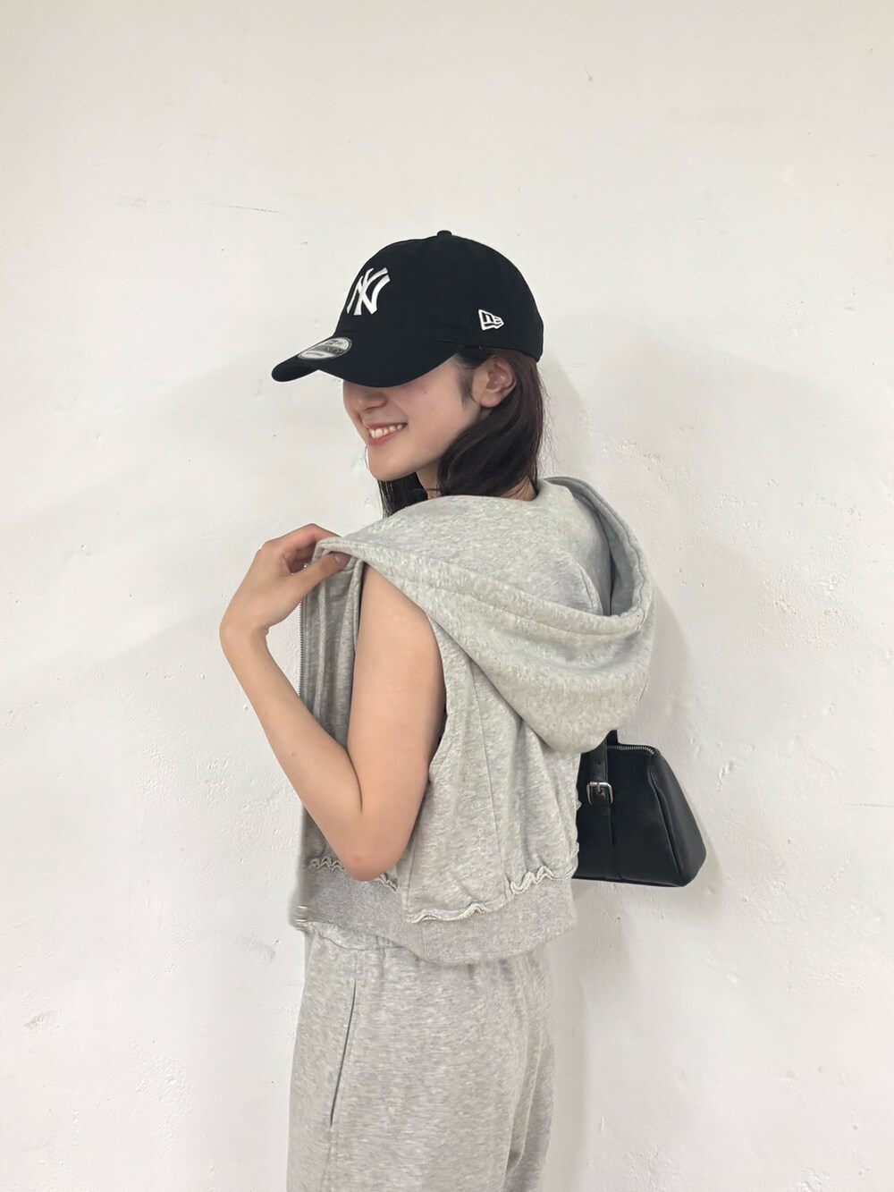 グレー系のスウェットパンツ、グレー系のTシャツ/カットソー、ホワイト系のタンクトップを着用したレディースの夏コーディネートの6枚目の写真