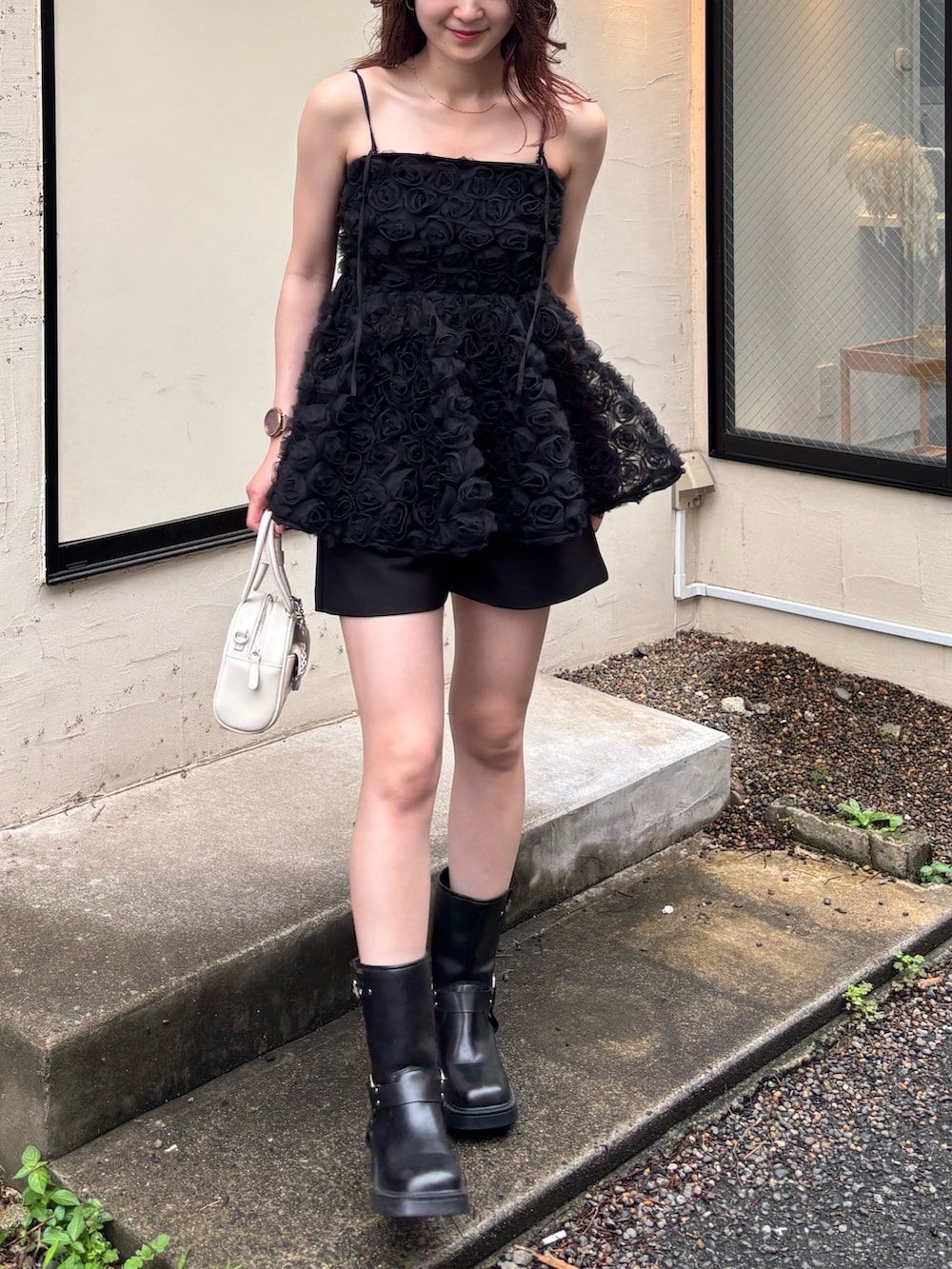 「ローズ、ブラウス、ローズブラウス、ブラウスコーデ、ブーツコーデ、夏服、大人甘」｜「Chicoの【SALON by Chico/新色追加】ローズチュールペプラムブラウス（シャツ/ブラウス、ブラック系）」を使った、moemini32さん（レディース・157cm）の夏コーディネートの4枚目の写真