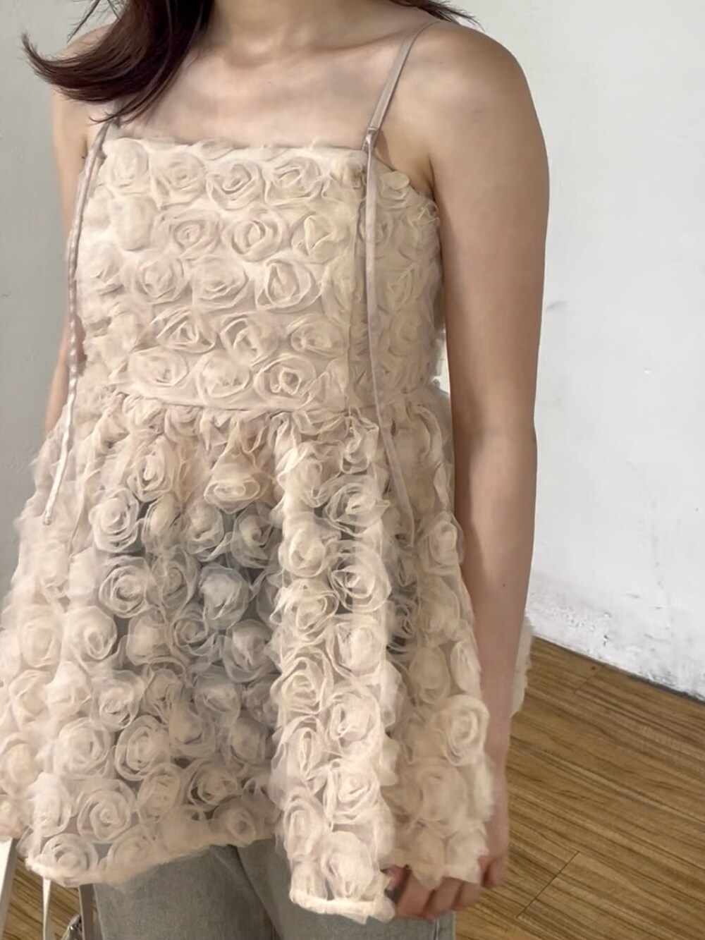 ピンク系のシャツ/ブラウス、ブルー系のデニムパンツ、ホワイト系のボストンバッグを着用したレディースの夏コーディネートの4枚目の写真