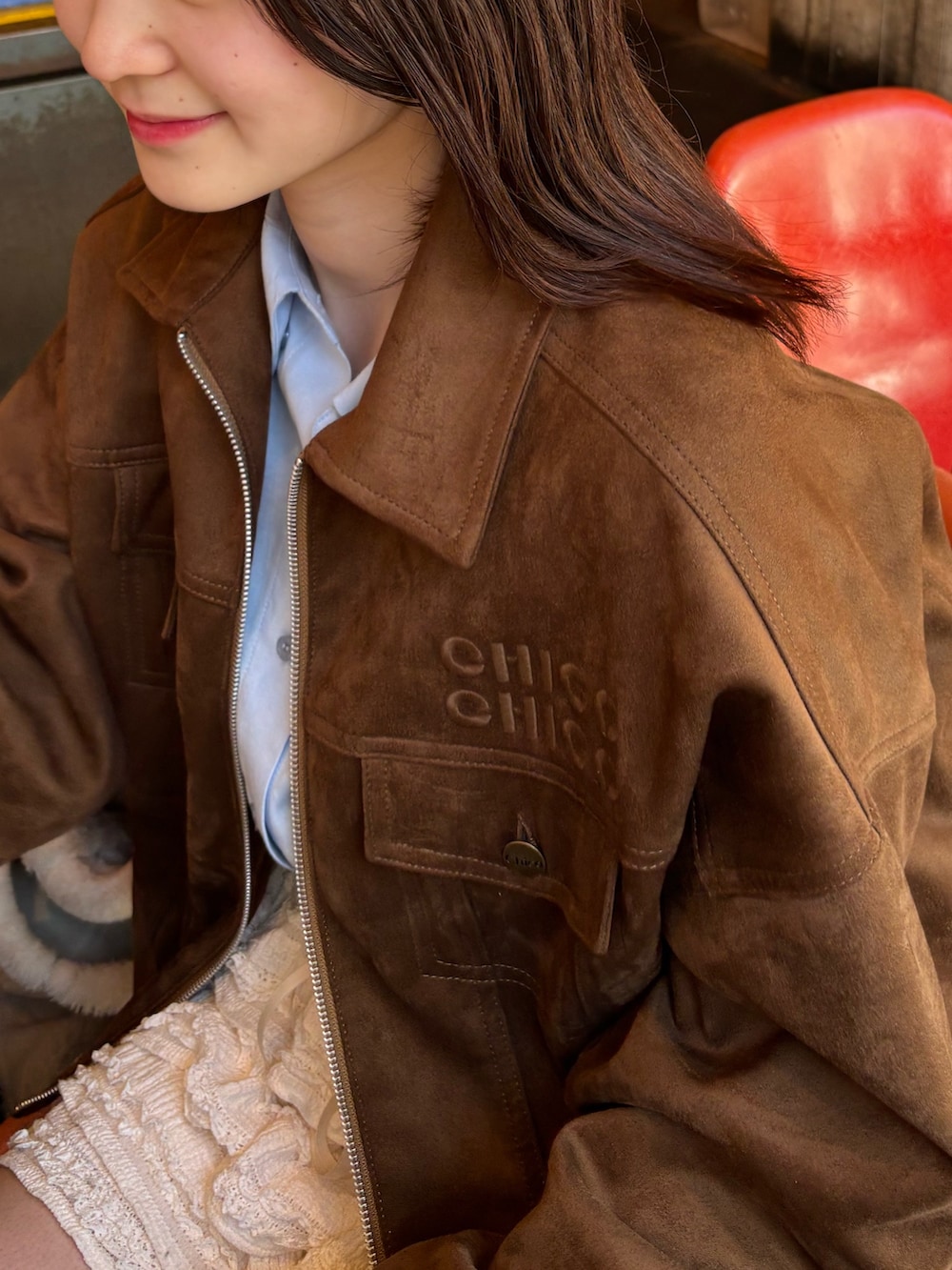 ベージュ系のその他パンツ、ブラック系のその他シューズ、イエロー系のデニムジャケットを着用したレディースの春コーディネートの4枚目の写真