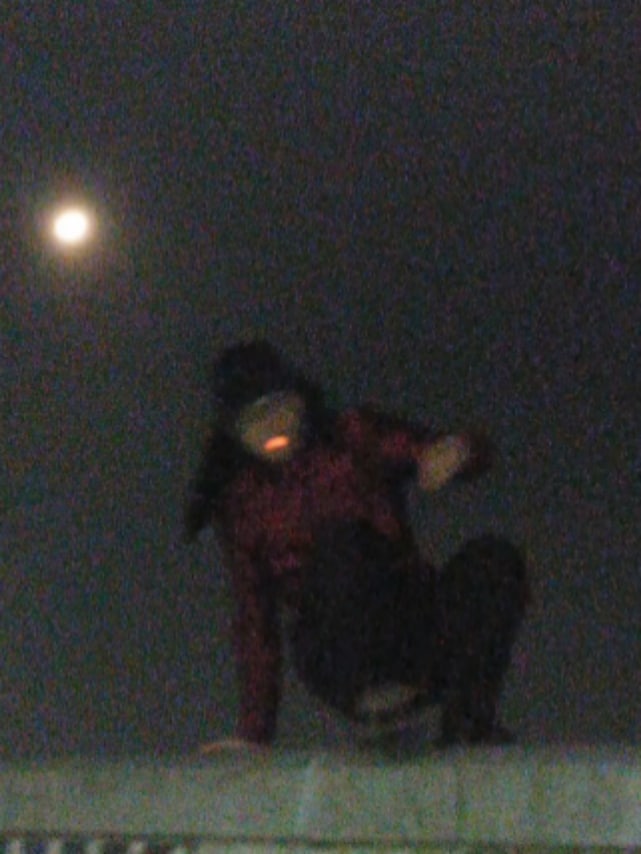 ブラック系のサンバイザーを着用したメンズの秋コーディネートの4枚目の写真