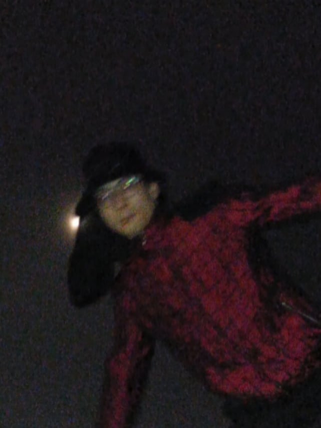 ブラック系のサンバイザーを着用したメンズの秋コーディネートの2枚目の写真