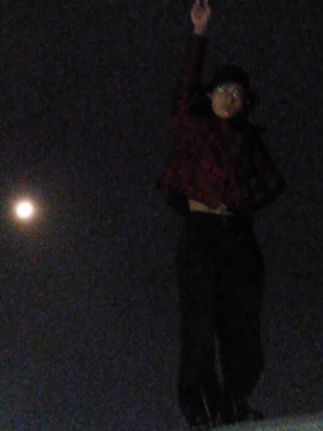 ブラック系のサンバイザーを着用したメンズの秋コーディネートの3枚目の写真