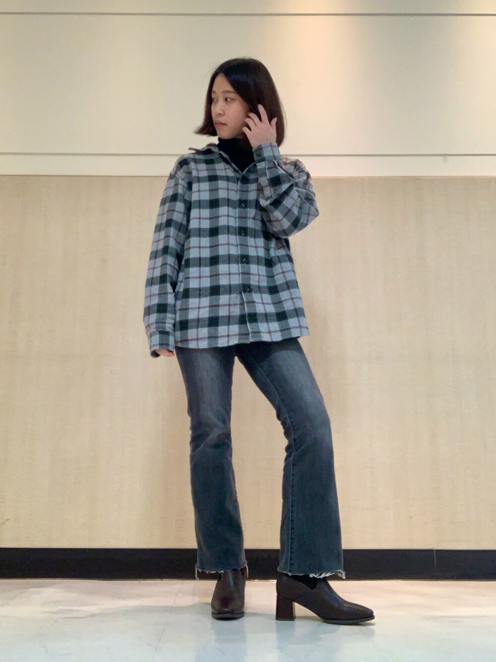 ブラウン系のブーツ、グレー系のシャツ/ブラウスを着用したレディースの冬コーディネートの2枚目の写真