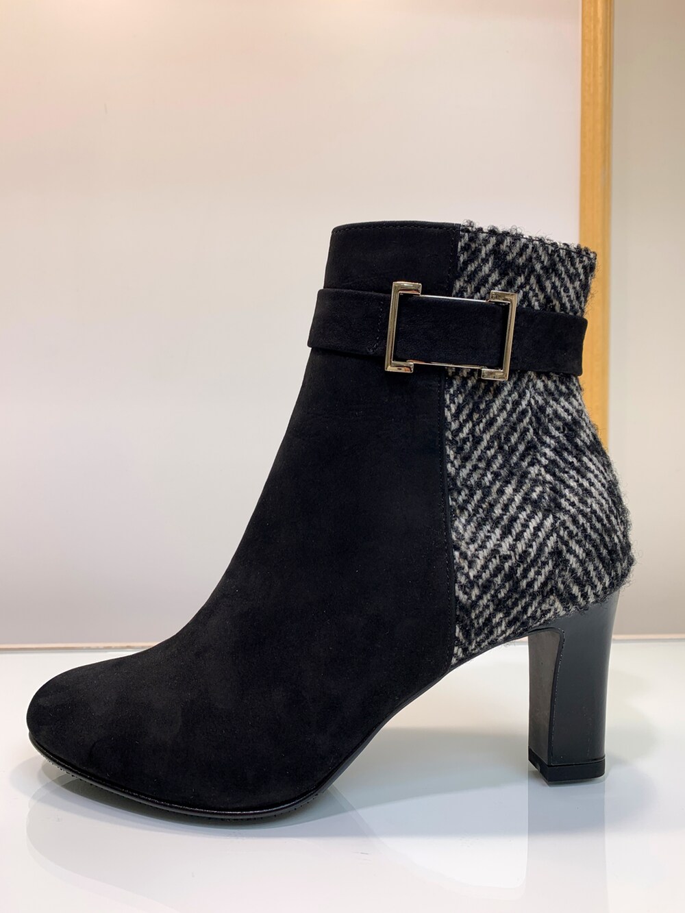 ブラック系のワンピース、ブラック系のブーツを着用したレディースの冬コーディネートの2枚目の写真