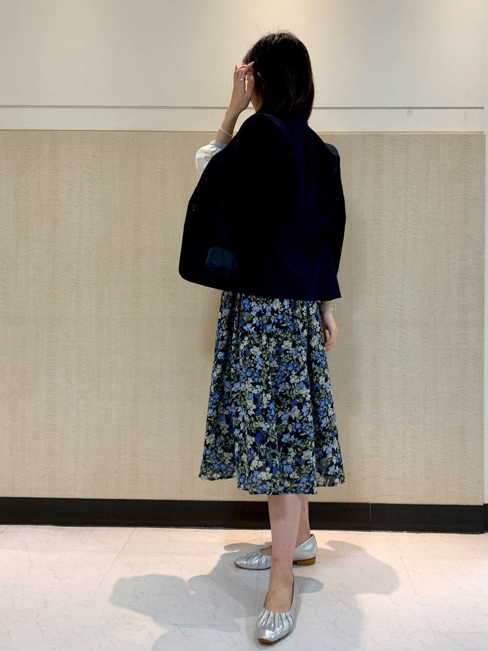 シルバー系のパンプスを着用したレディースの春コーディネートの2枚目の写真