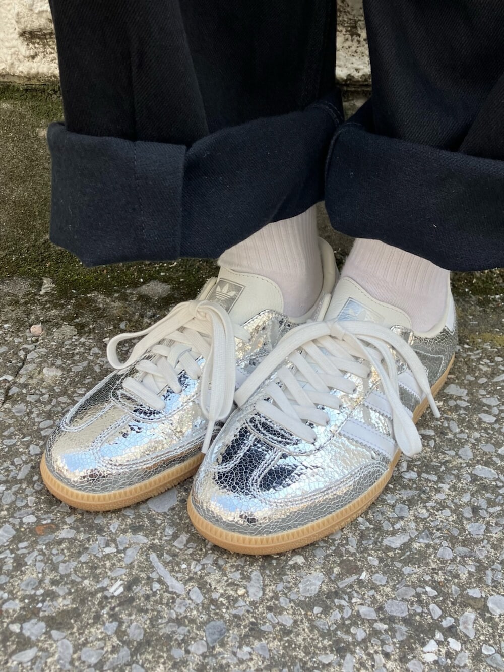 「スニーカー、お出かけコーデ、春ファッション、デニム、デニムジャケット、ブラックデニム、サンバ、samba、adidas、adidas originals、アディダス、アディダスオリジナルス、セットアップ」｜「adidasのアディブレイク デニム 2-In-1 トラックトップ（デニムジャケット、ブラック系）」を使った、kisakiさん（レディース・159cm）の春コーディネートの2枚目の写真