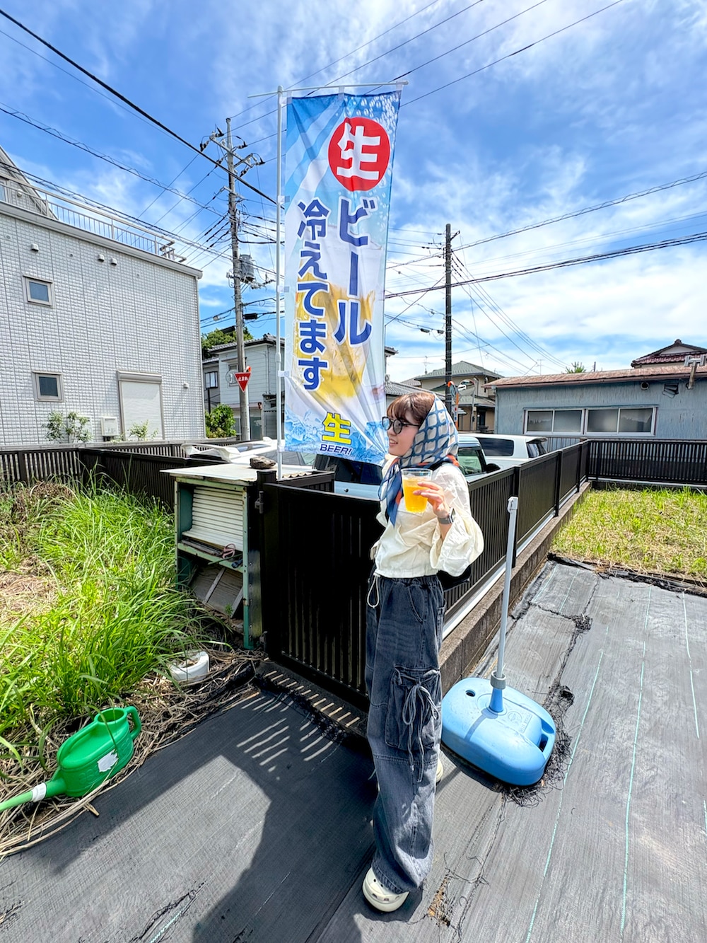 ベージュ系のその他トップス、ブラック系のデニムパンツ、ベージュ系のサンダルを着用したレディースの夏コーディネートの2枚目の写真
