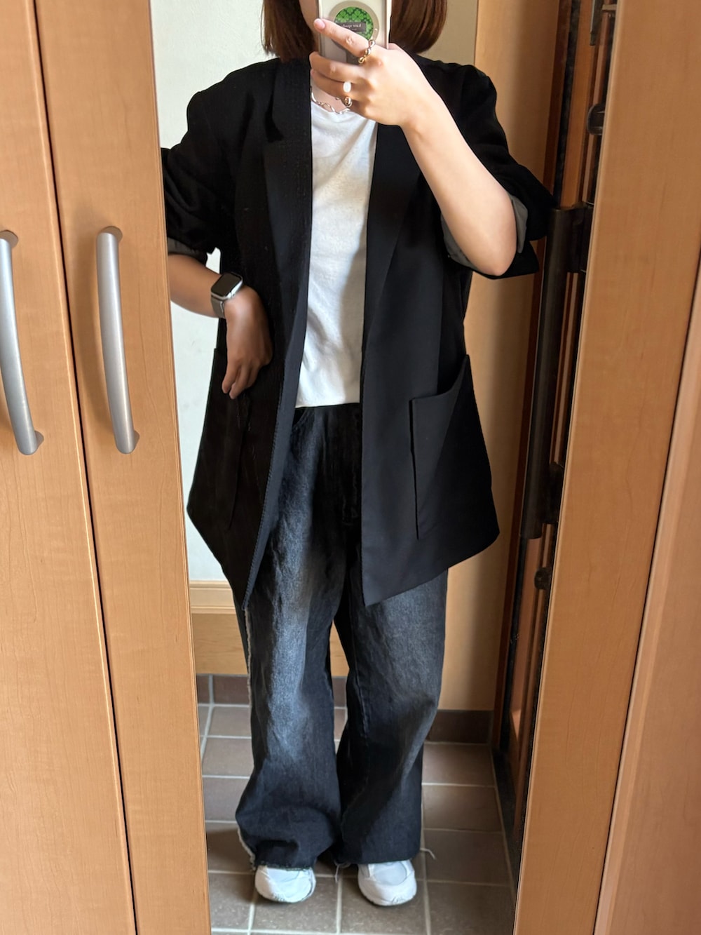 ホワイト系のTシャツ/カットソー、ブラック系のテーラードジャケット、ブラック系のデニムパンツを着用したレディースの春コーディネートの2枚目の写真