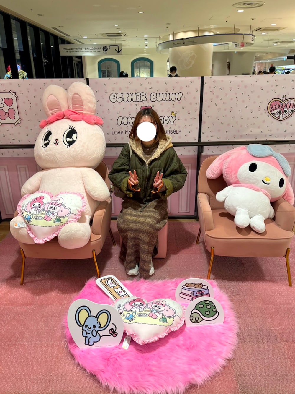 ブラウン系のワンピース、グリーン系のブルゾン、グレー系のスニーカーを着用したレディースの秋コーディネートの3枚目の写真