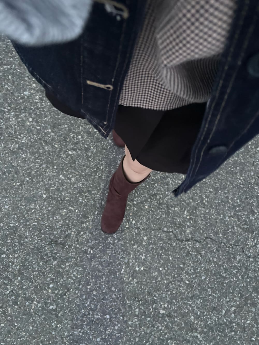 ブラック系のスカート、ブラウン系のシャツ/ブラウス、ブラウン系のブーツを着用したレディースの秋コーディネートの2枚目の写真