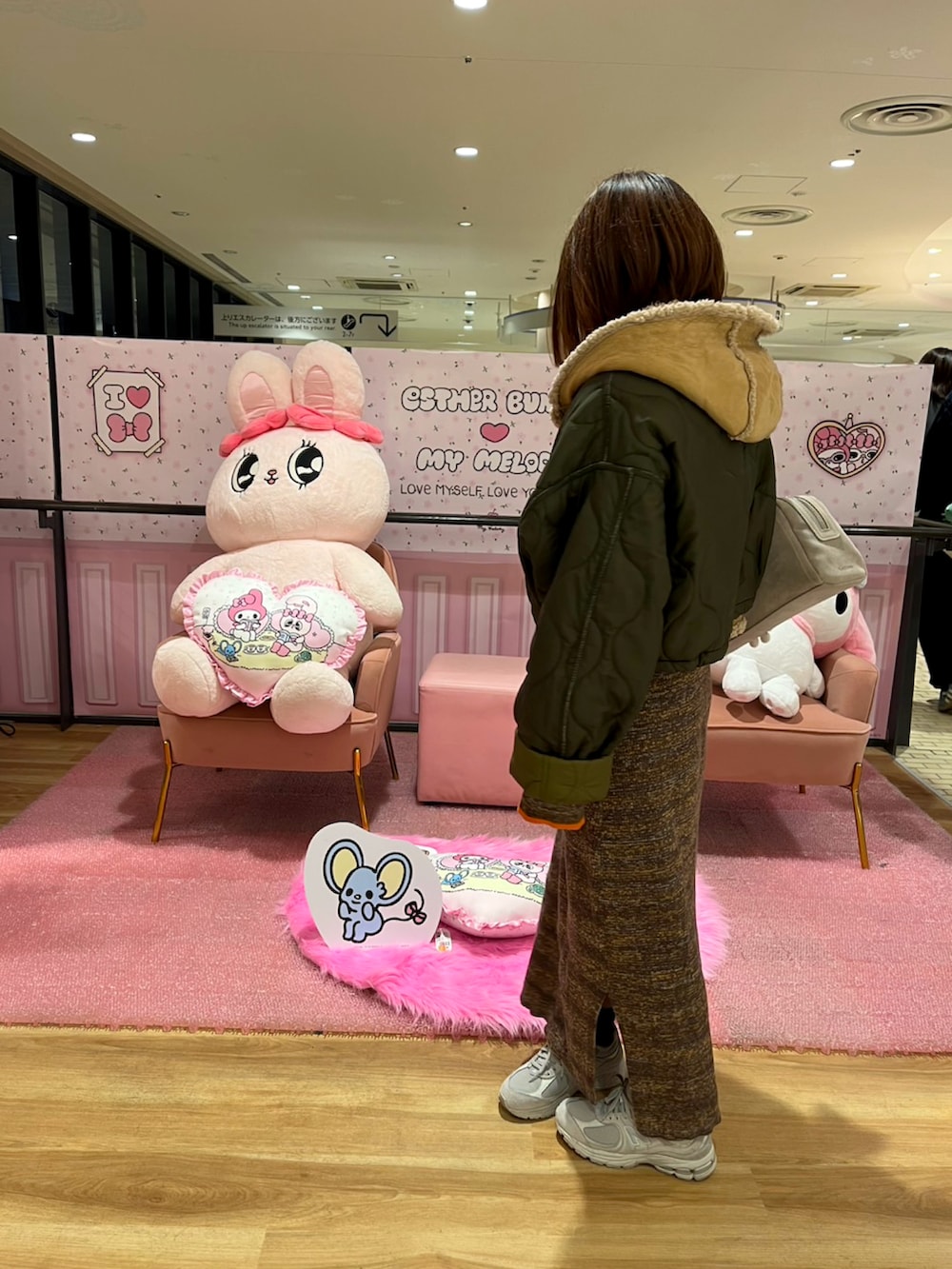 ブラウン系のワンピース、グリーン系のブルゾン、グレー系のスニーカーを着用したレディースの秋コーディネートの2枚目の写真